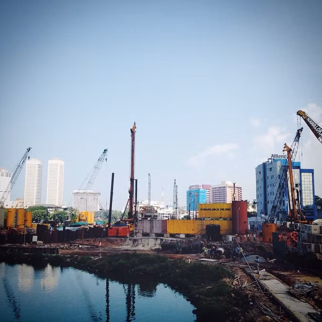 Tòa nhà thứ 5 cũng là một tòa tháp chung cư có chiều cao 124 m. Tháp có tổng số 184 căn hộ từ loại 1 phòng ngủ tới loại 4 phòng ngủ. Ngoài ra, người dân có thể sử dụng phòng tập thể dục, hồ bơi tầng thượng, tổ chức tiệc ngoài trời... Ảnh: Công trường thi công của dự án Keells City.