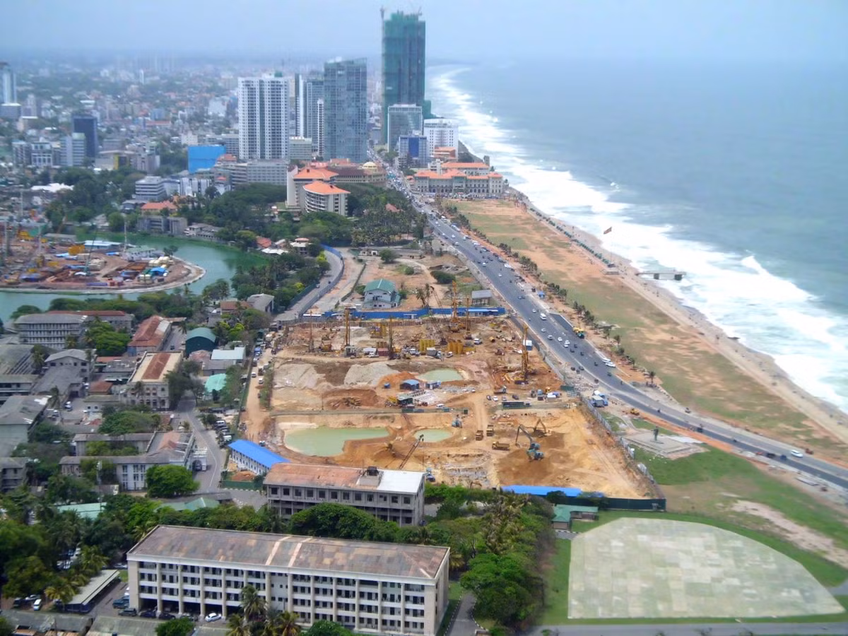 Tòa nhà thứ tư là tòa nhà cao nhất của dự án (cao 165 m). Ở tầng trệt của tòa nhà có một khu vui chơi giải trí với khu tổ chức tiệc ngoài trời và hồ bơi. Ngoài ra, tòa nhà còn có một hồ bơi thứ hai được đặt trên nóc. Tòa nhà có tổng số 47 tầng với 285 căn hộ. Trong hình là lô đất của dự án Keells City nằm vị trí đắc địa ngay sát bờ biển.