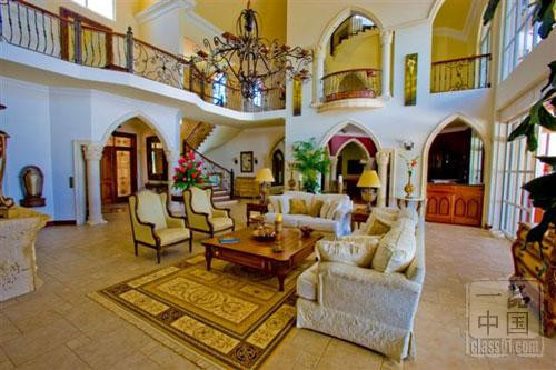 Phòng tiếp khách xa hoa ở sảnh lớn của biệt thự.