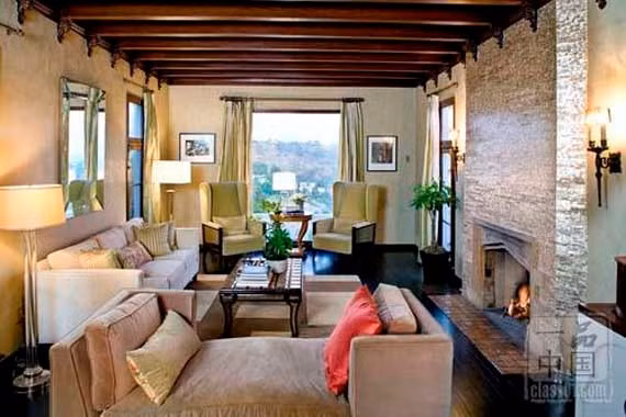 Một gian phòng khách khác với nội thất ấm cúng.