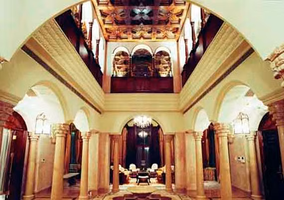 Ngoài ra, cô còn có vài biệt thự khác ở Bắc Kinh, Thượng Hải, Thâm Quyến và cả ở Pháp, Mỹ.