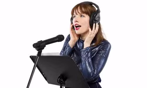 Diễn viên lồng tiếng (60.000 USD/năm): Công việc và thu nhập của diễn viên lồng tiếng phụ thuộc vào từng dự án. Nhưng thông thường, những người làm nghề này được trả khoảng 60.000 USD một năm.