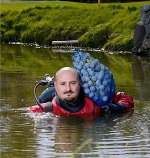 Thợ lặn nhặt bóng golf, lương 100.000 USD/năm: Những thợ lặn này được người quản lý của các sân golf sang trọng thuê về để thu lượm những quả bóng golf bị rơi xuống nước. Họ có lịch làm việc khoảng 4 lần/tuần và thu lượm trung bình gần 4.000 quả bóng mỗi ngày. Công việc của những thợ lặn này đem đến khoản thu nhập khá hậu hĩnh khoảng 100.000 USD/năm.