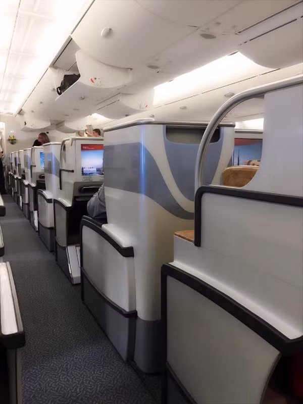 Cô còn thường xuyên đi máy bay hạng thương gia chỉ dành cho những người giàu có.