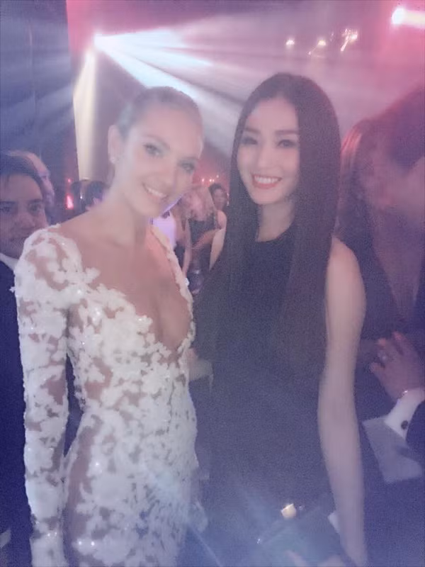 Khánh My chụp ảnh cùng "thiên thần" của Victoria's Secret trong tiệc VIP.