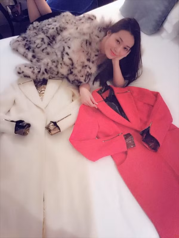 Người đẹp khoe mẫu áo cô mới tậu của nhà thiết kế nổi tiếng Amanda Wakeley - nhà tạo mẫu chuyên thiết kế trang phục cho Hoàng gia Anh.