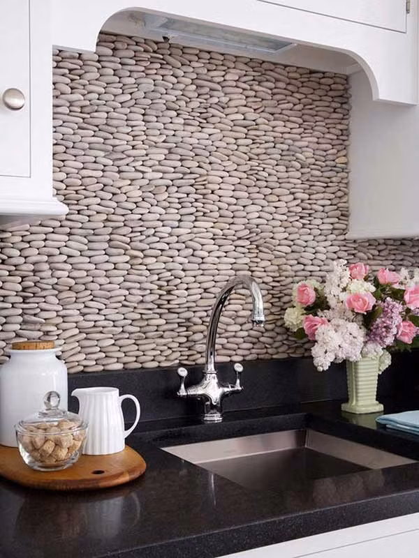 Tường xếp đá cũng là một điểm nhấn ấn tượng cho nhà bếp.