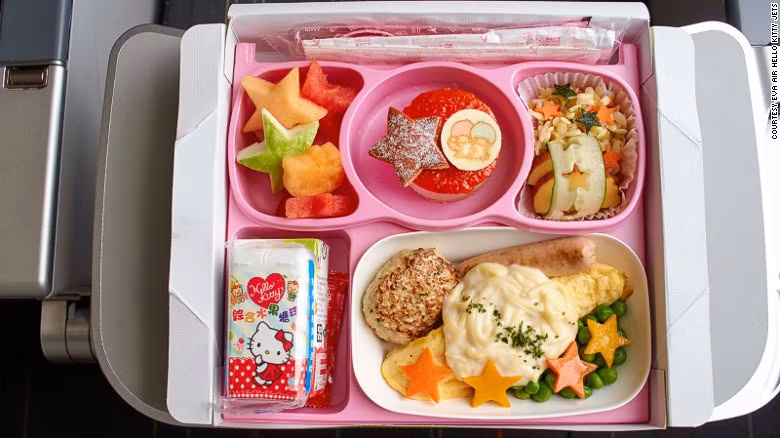 Trên chiếc máy bay Hello Kitty của hãng hàng không Đài Loan EVA nổi bật với hơn 100 đồ dùng có in hình khuôn mặt dễ thương của mèo Hello Kitty bao gồm gối tựa đầu, chăn, gối và tất nhiên cũng không thể thiếu những bữa ăn Hello Kitty theo chủ đề.