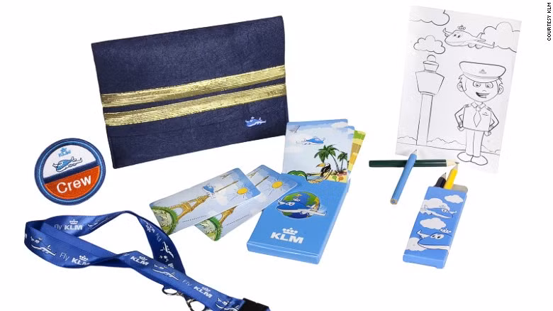 Hãng hàng không của Hà Lan KLM đã bắt đầu cung cấp nhiều hơn những thực phẩm tốt cho sức khỏe trẻ nhỏ. Không chỉ phục vụ tốt bữa ăn cho hành khách nhí, KLM cũng phát hiện ra rằng, trẻ em thích bắt chước người lớn nên họ đã tạo ra một loạt mặt nạ mắt và các nhãn hành lý trong bộ dụng cụ của trẻ em trên chuyến bay.
