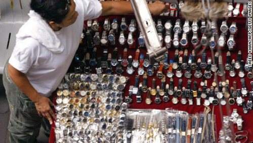 Chẳng hạn như một cửa hàng đồng hồ ở chợ Pratunam (Bangkok) cho biết, kiểu dáng những chiếc đồng hồ đeo tay của họ không khác gì sản phẩm của thương hiệu Rolex nhưng giá rẻ hơn tới 10 lần.