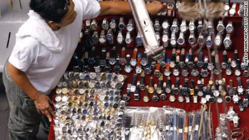 Chẳng hạn như một cửa hàng đồng hồ ở chợ Pratunam (Bangkok) cho biết, kiểu dáng những chiếc đồng hồ đeo tay của họ không khác gì sản phẩm của thương hiệu Rolex nhưng giá rẻ hơn tới 10 lần.