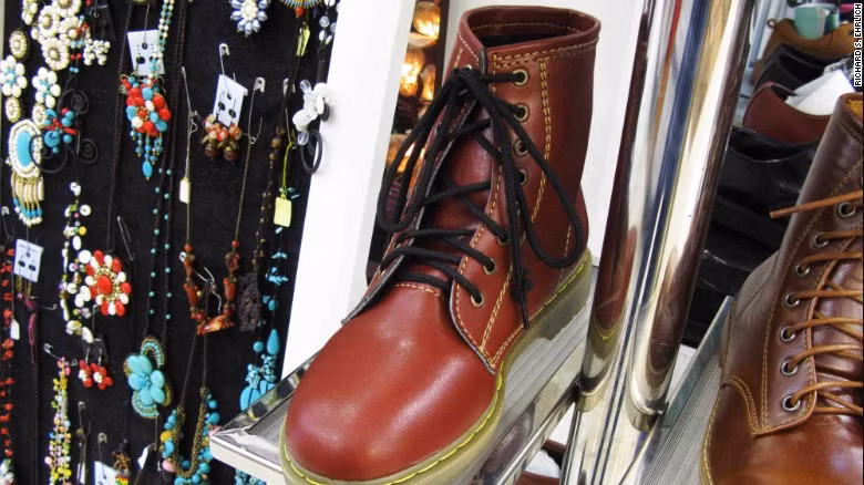 Những mặt hàng nhái thường có hình dáng giống hệt hàng thật nhưng giá lại rẻ hơn rất nhiều lần.