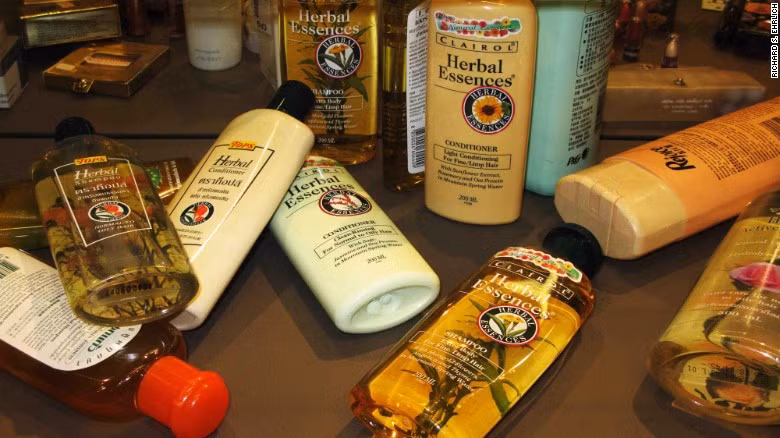 Với các sản phẩm tiêu dùng thông thường như mỹ phẩm, dầu gội, rất khó để khách hàng phân biệt được các sản phẩm hàng giả với hàng thật.