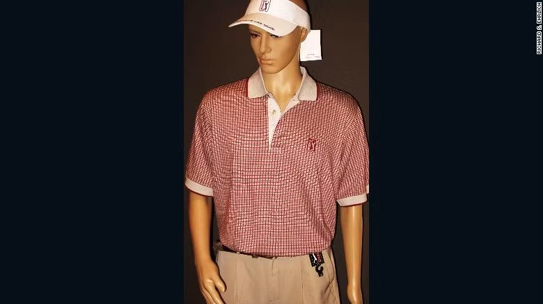 Quần áo nhái theo các thương hiệu nổi tiếng thế giới được bán công khai tại các cửa hàng ở Thái Lan.