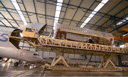 Các khâu lắp ráp được thực hiện tại nhà xưởng khổng lồ của Airbus ở Toulouse (Pháp).