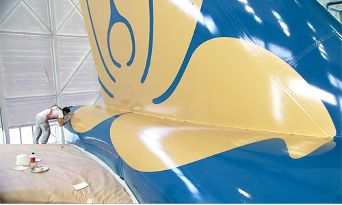 Sau khi phủ sơn, hàng chục họa sĩ bắt đầu vẽ các chi tiết để thay đổi diện mạo cho chiếc máy bay.