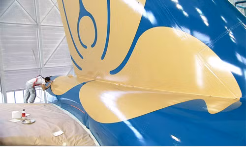 Sau khi phủ sơn, hàng chục họa sĩ bắt đầu vẽ các chi tiết để thay đổi diện mạo cho chiếc máy bay.