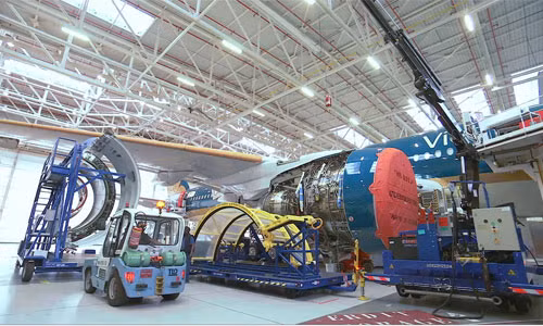 Cuối cùng, chiếc máy bay mới được lắp phần nội thất.