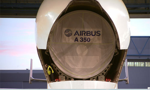 Trước khi có thể cất cánh bay trên bầu trời, chiếc A350 phải trải qua nhiều công đoạn từ lắp ráp, phun sơn, kiểm tra kỹ thuật...