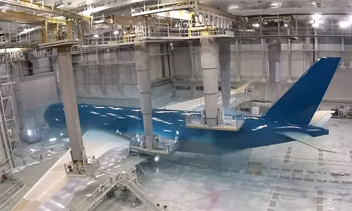 Chiếc A350 của Vietnam Airlines được phủ lớp sơn xanh đặc trưng của hãng.