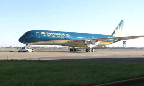 Sau khi phun sơn và vẽ ngoại thất xong, chiếc máy bay được đưa đi kiểm tra kỹ thuật và cất cảnh thử nghiệm.