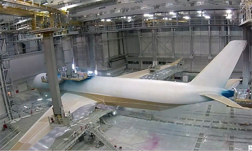 Công việc phun sơn ban đầu do máy móc thực hiện.