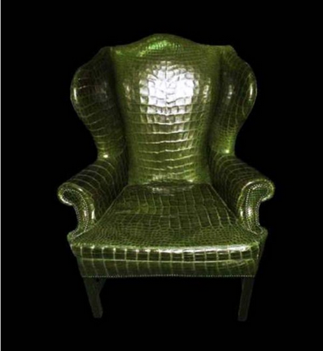 Chiếc ghế bành bọc da cá sấu sơn bóng chống mối mọt.