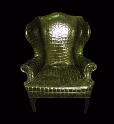 Chiếc ghế bành bọc da cá sấu sơn bóng chống mối mọt.