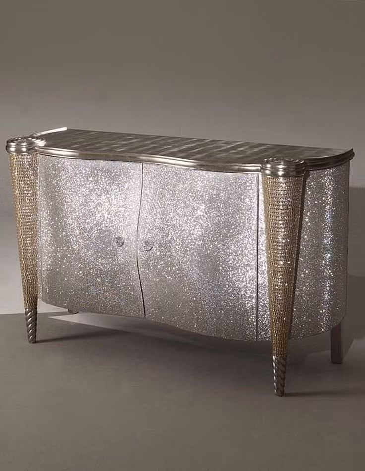 Chiếc tủ đứng nạm pha lê Swarovki được thiết kế độc đáo và ấn tượng.