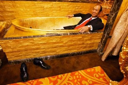 Bồn tắm dát vàng cũng trở thành món đồ nội thất được giới nhà giàu ưa chuộng.