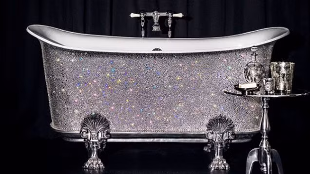 Bên cạnh bồn tắm dát vàng, bồn tắm nạm pha lê cũng được rất nhiều đại gia chịu chi sắm về nhà.