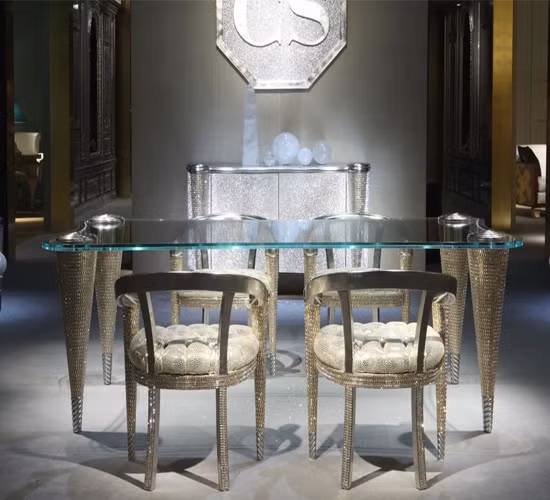 Bên cạnh những món đồ dát vàng, các loại nội thất nạm pha lê Swarovki cũng được đông đảo giới nhà giàu lùng mua.