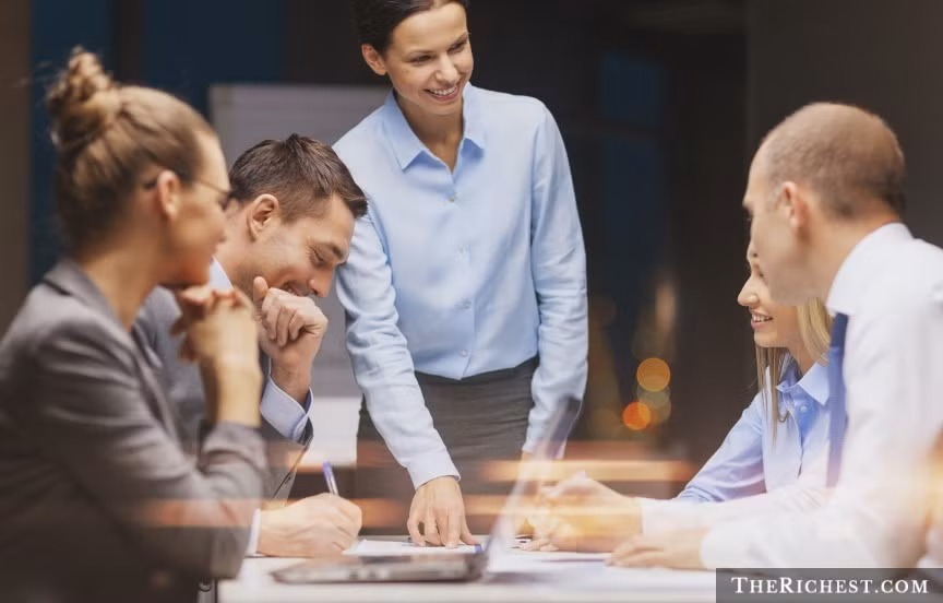 9. Quản lý và giám sát: Khi một người phụ nữ quan tâm cả đến việc cải thiện các mối quan hệ và chế độ của cấp dưới, cô ấy sẽ tạo thêm động lực để nhân viên làm việc tốt hơn. Phụ nữ biết rất rõ điều này và họ thường tận dụng tốt hơn nam giới.