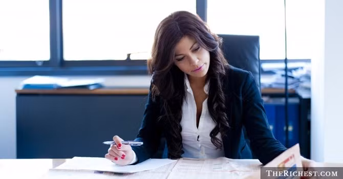 1. Thư ký: Phụ nữ chiếm ưu thế trong công việc này vì họ có khả năng lắng nghe và gõ cùng một lúc hiệu quả. Họ cũng biết sắp xếp các tập tin, tài liệu, hoặc chương trình nghị sự một cách tốt nhất có thể. Không thể phủ nhận đây là một trong những công việc cho phụ nữ khi mà có hơn 90% thư ký là phụ nữ.