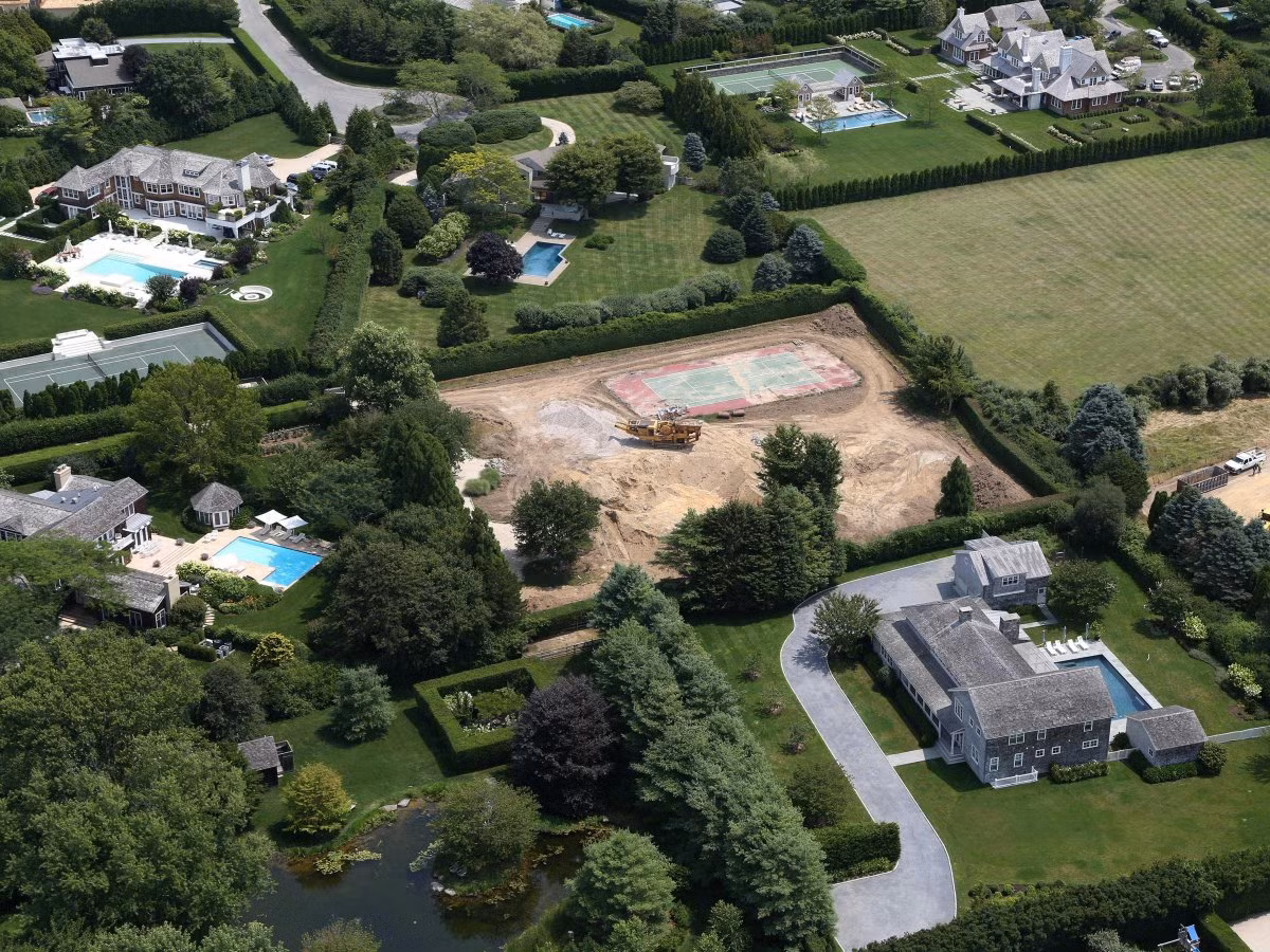 Dần dần, các biệt thự sang trong đang bao phủ khắp khu đất Sagaponack.