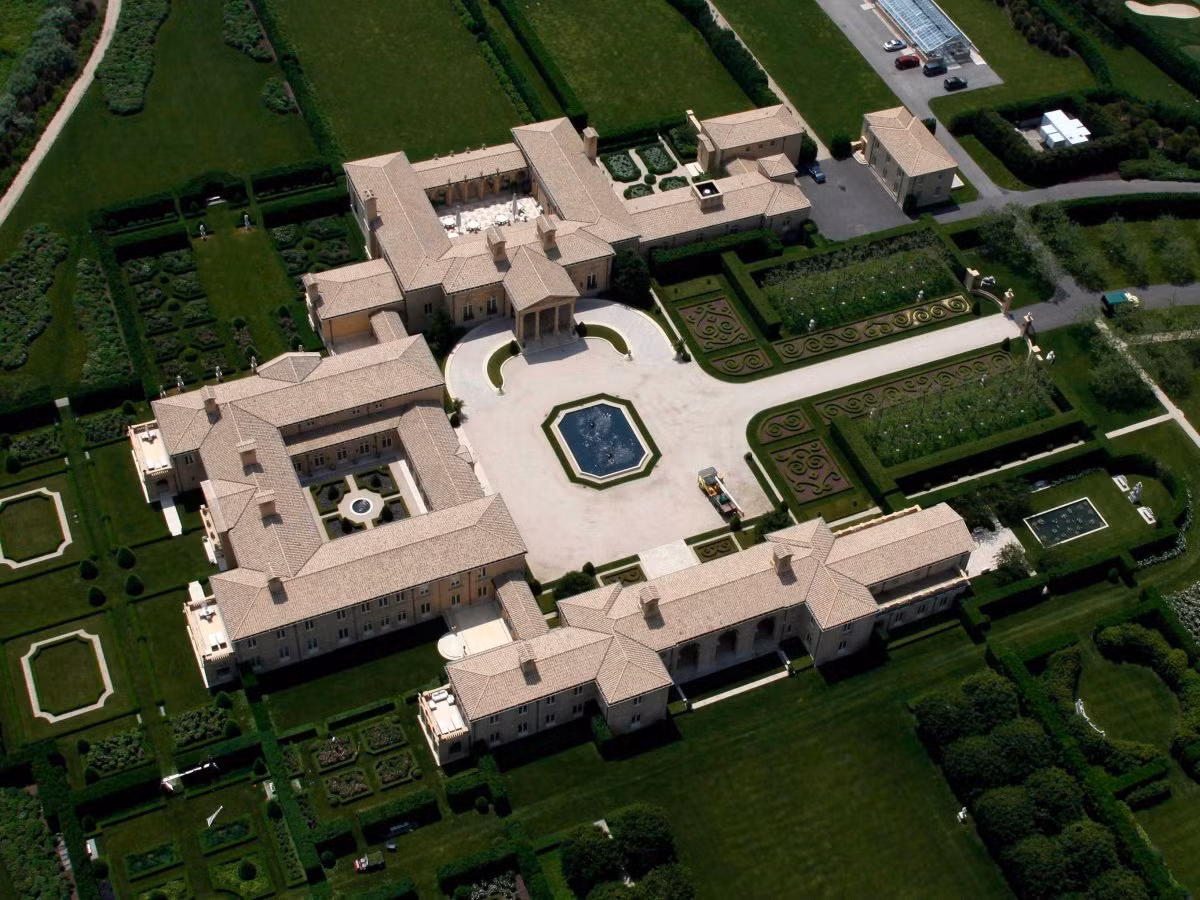 Biệt thự có tên Hamptons Rennert được xem là một trong những dinh thự chiến nhiều diện tích đất nhất ở Sagaponack. Ngôi nhà này được ước tính trị giá tới 198 triệu USD.