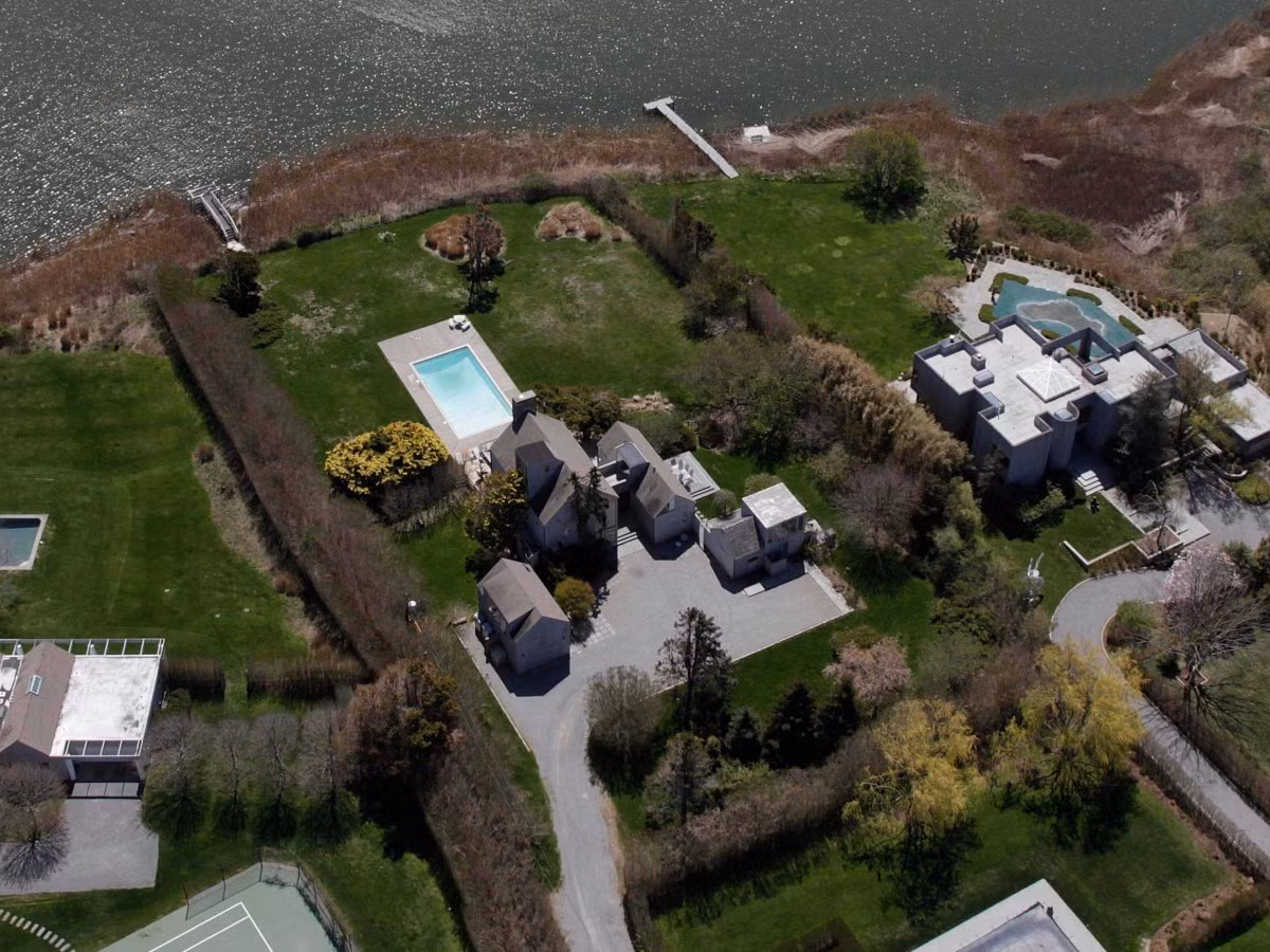 Tuy nhiên đến nay, khu này có rất nhiều biệt thự khổng lồ, sang trọng được xây dựng trên đất nông nghiệp trước đây.