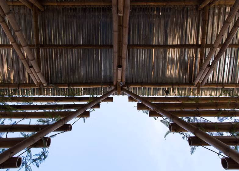 Hệ kết cấu mái làm từ vật liệu tiện dụng sẵn có tại địa phương là tre. Công trình có thể được hoàn thành nhanh chóng trong khoảng ba tuần với chi phí 3.000 USD (khoảng 63 triệu đồng).