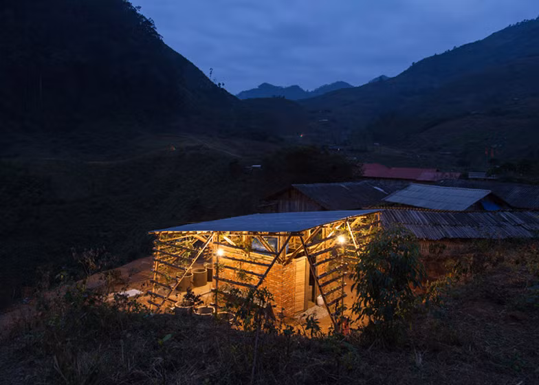 Khu nhà vệ sinh có nơi tắm giặt sạch sẽ này được dành cho các em học sinh trường Sơn Lập, thuộc xã Sơn Lập, Bảo Lạc, Cao Bằng - nơi mà phần lớn dân cư vẫn sống trong nghèo đói và các tiêu chuẩn vệ sinh rất thấp.