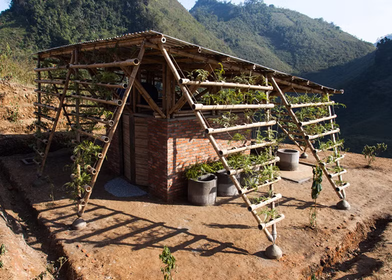 Không gian gồm nhà vệ sinh, khu tắm giặt, khu rửa tay và thảm thực vật. Lớp thực vật giúp điều tiết khí hậu, tăng cường kết cấu chịu lực, bổ sung thực phẩm đồng thời tạo ra ranh giới ước lệ giữa bên trong và bên ngoài.