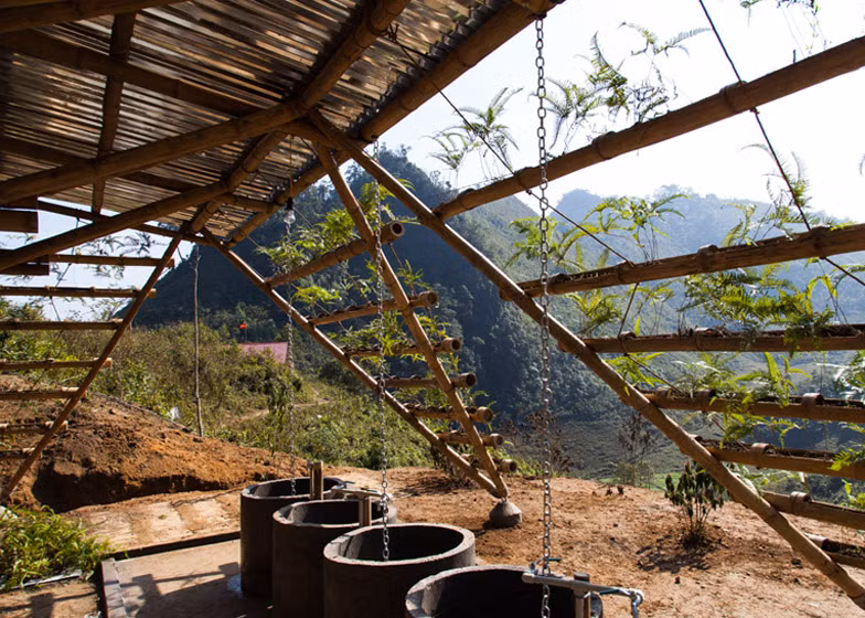 Bên dưới mặt đất là bể phốt, bể lọc nước và bể nước tưới rau... Phía trên là không gian để rửa mặt, tắm rửa và vệ sinh được che bằng mái tôn 6mx6m. 