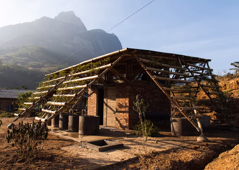 Khu vệ sinh được thiết kế hoàn toàn khép kín, tránh việc xả thẳng vào tự nhiên, bảo vệ môi trường và tránh dịch bệnh. 