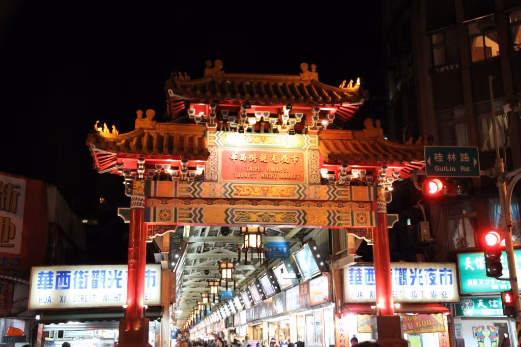Nằm ở Đài Bắc, khu chợ đêm Đài Loan gồm có nhiều cửa hàng, nhà hàng bán các món ăn liên quan đến rắn hay rượu rắn.