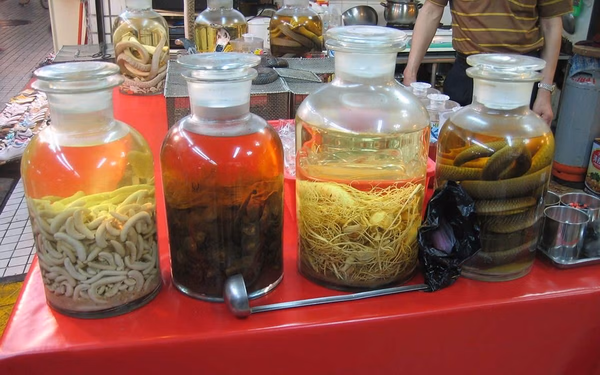 Rắn thường được sử dụng để ngâm rượu để uống. Rượu rắn được người dân Trung Quốc tin rằng có tác dụng bổ dương tráng thận, tăng cường sinh lực cho nam giới.