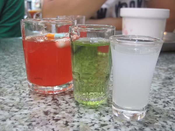 Những cốc rượu hòa máu, mật và dịch rắn là thức uống thường thấy tại các nhà hàng rắn ở chợ Huaxi. Liệu bạn có dám thử một cốc rượu hòa máu rắn như thế này không?