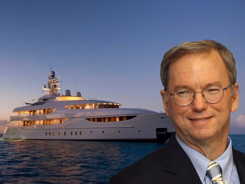 7. Chủ tịch Google Eric Schmidt sở hữu siêu du thuyền "Oasis" dài hơn 59m. Du thuyền này đã được ông mua vào năm 2009 với giá 72,3 triệu USD. Du thuyền có rất nhiều tiện nghi gồm một hồ bơi, ván trượt máy bay phản lực và một phòng tập thể dục có thể được chuyển đổi thành một sàn nhảy.