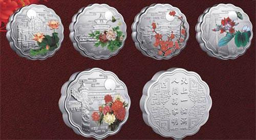 Ngoài bánh vàng, bánh trung thu bạc được rất nhiều người dân có mức thu nhập trung bình ưa chuộng. Bánh trung thu bạc được làm từ bạc nguyên chất và có giá thành thấp hơn “bánh vàng” khá nhiều, phù hợp túi tiền của đa số người dân.