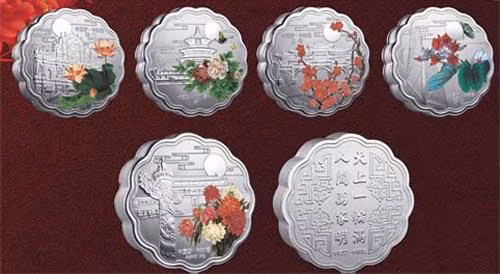 Ngoài bánh vàng, bánh trung thu bạc được rất nhiều người dân có mức thu nhập trung bình ưa chuộng. Bánh trung thu bạc được làm từ bạc nguyên chất và có giá thành thấp hơn “bánh vàng” khá nhiều, phù hợp túi tiền của đa số người dân.