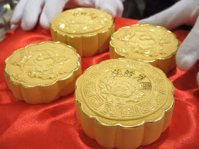 Tuy nhiên, những chiếc bánh trung thu bằng vàng thường được trang trí rất tinh xảo.