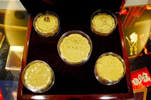 Ngoài ra còn có các hộp bánh trung thu bằng vàng còn được xem là biểu tượng cho “ gia đình hạnh phúc”, cầu mong “phúc lộc”,…